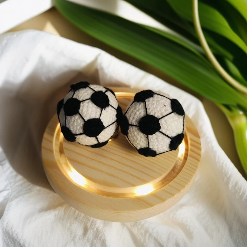 手工针织足球毛绒玩具