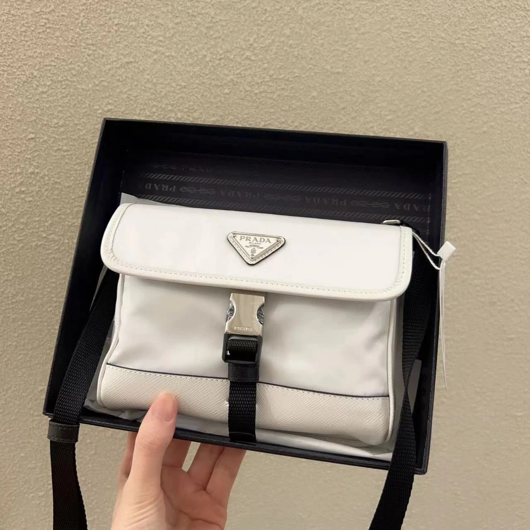 全新未使用 Prada/普拉达 蔚蓝/白色 尼龙 斜跨包
