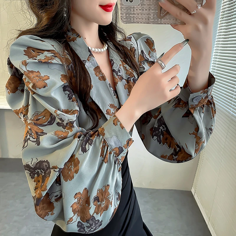 春装泡泡袖风情万种的上衣轻熟法式小众衬衣西装领排扣碎花衬衫女