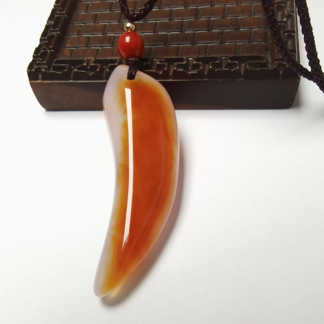 天然玛瑙玉髓辣椒吊坠 玛瑙手把件穴位按摩器 狼牙形吊坠精致女款