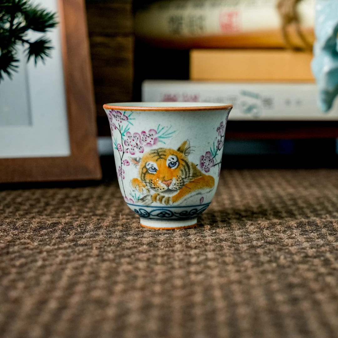 【朴云堂】桃枝淘气虎撇口闻香杯   50ml  PYS1029