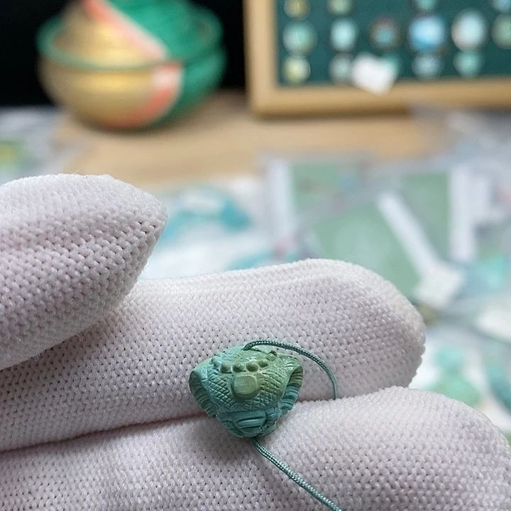 绿松石颈饰未镶嵌