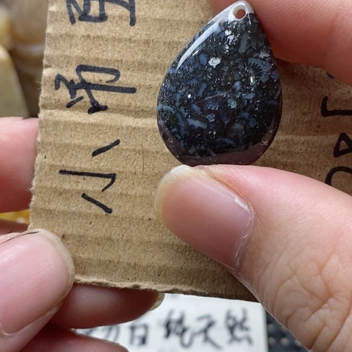 硅化珊瑚（珊瑚玉）颈饰未镶嵌