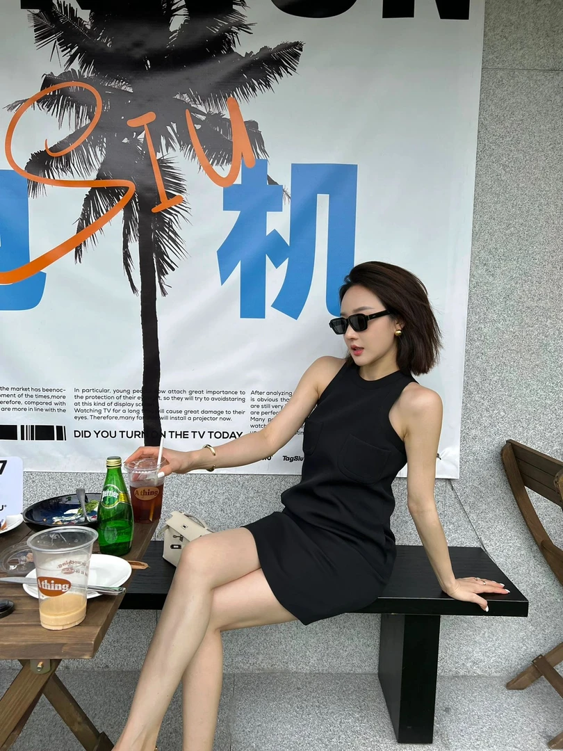 法式小众气质减龄纯色露肩迷你短裙连衣裙显瘦时尚休闲百搭夏季