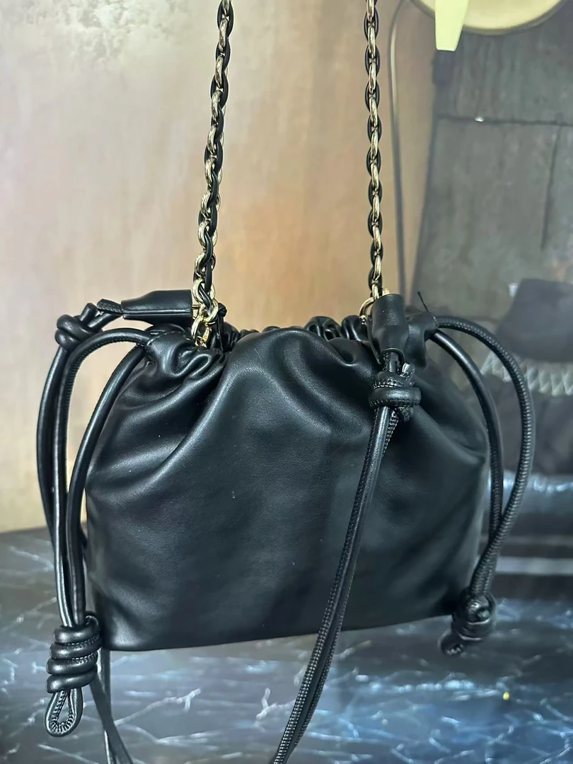 LQ-WITH-QUEEN真皮女包抽绳云朵黑色