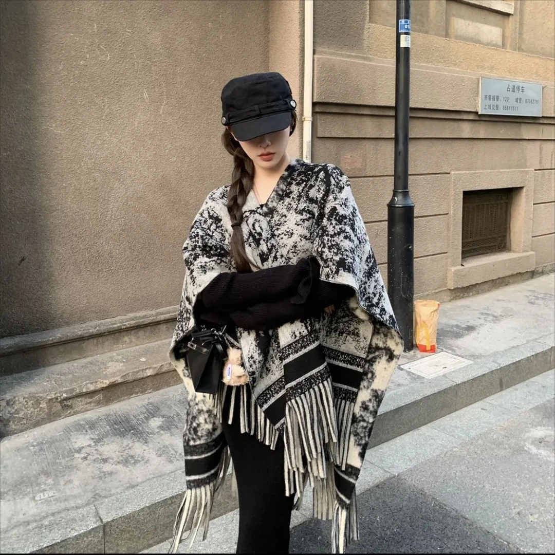【水墨东方美学】秋冬季保暖黑白花纹复古斗篷双面披肩围巾女士长款