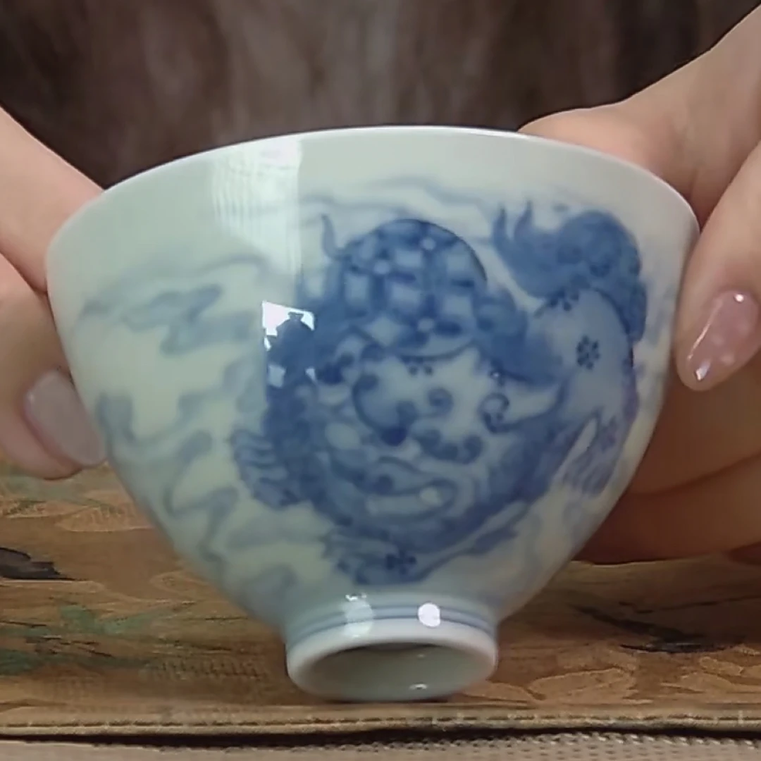 景德镇手工手绘狮子滚绣球鸡心杯