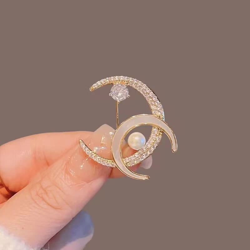 铜合金合成锆石胸针 天然贝壳月亮胸针女高档气质小香风双C胸花