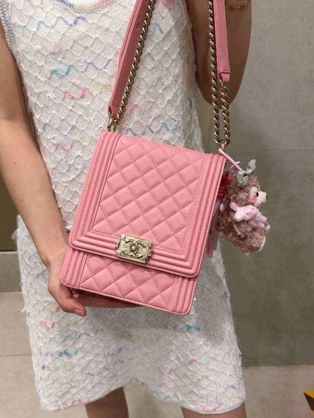 95新 Chanel/香奈儿 樱花粉全皮手掌纹竖版Leboy单肩包
