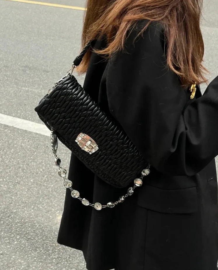 95新 MIU MIU/缪缪 黑色全皮褶皱宝石链腋下单肩包