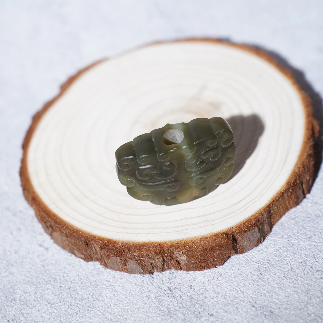 和田碧玉•隠龙纹配饰（高2.2宽3.42厚1.1）