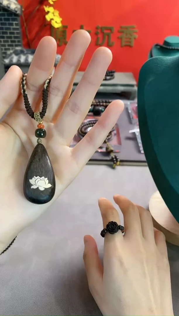 【闪购商品】沉香手串芽庄白棋莲花吊坠DD77007324