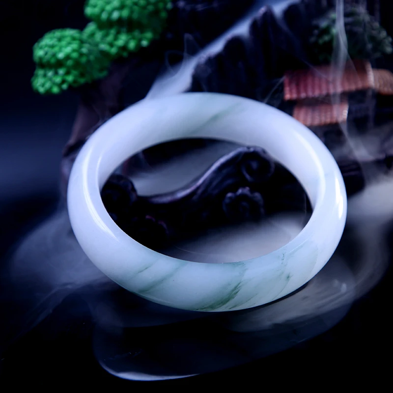 天山翠手镯，时尚大气通透冰糯种。飘绿精美高冰