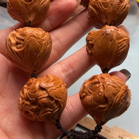 橄榄核手串风**茂雕刻艺术
