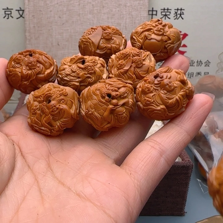 橄榄核手串龙*飞雕刻艺术