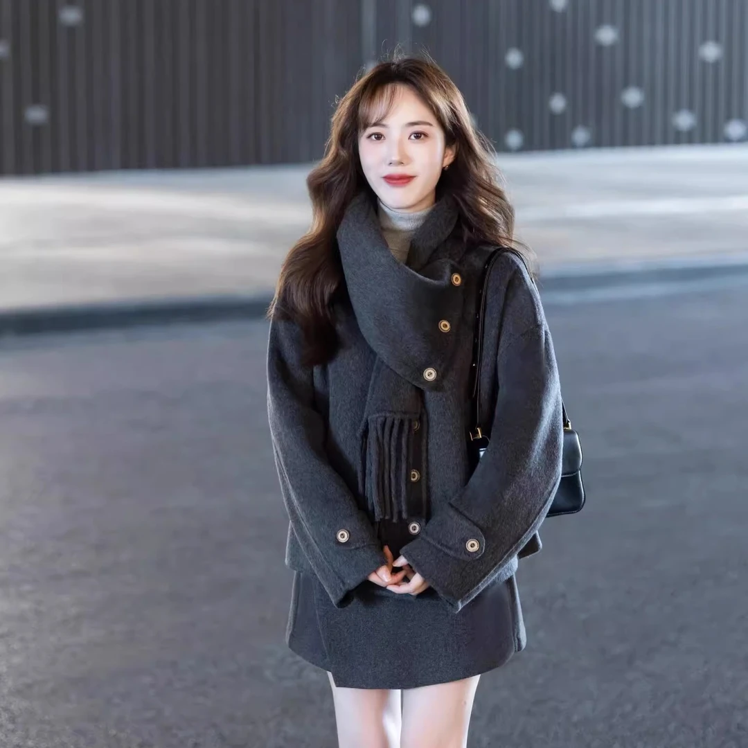 深灰色短款毛呢外套女冬季大码胖mm休闲韩系高级感围巾领呢子大衣