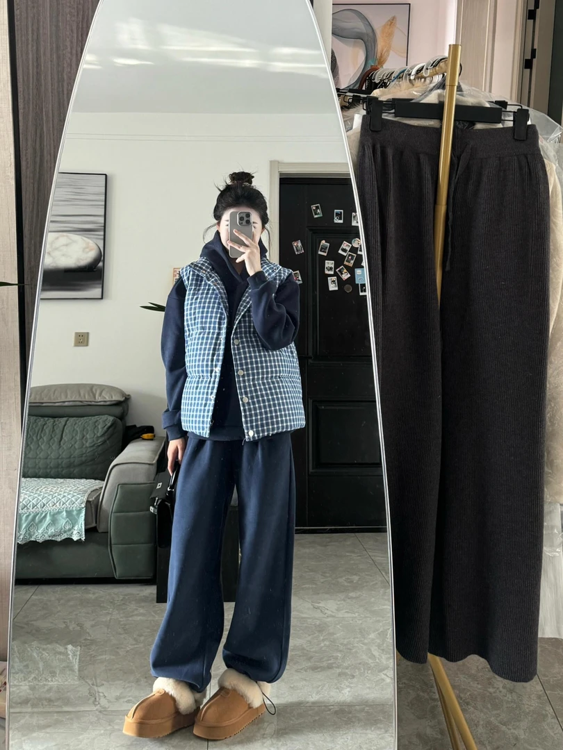 2024秋冬新款高级感穿搭格子马甲女搭配连帽卫衣休闲裤保暖三件套