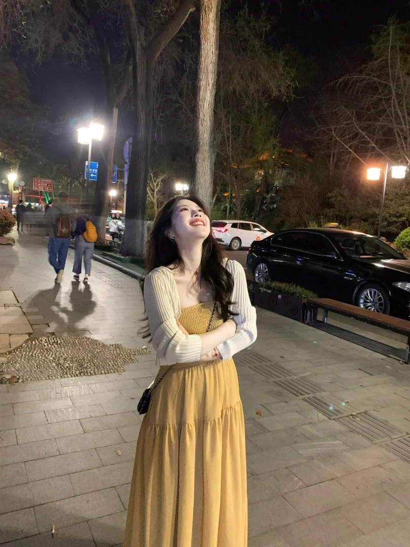 2024早秋新款超好看气质收腰吊带连衣裙米色针织小开衫两件套女潮