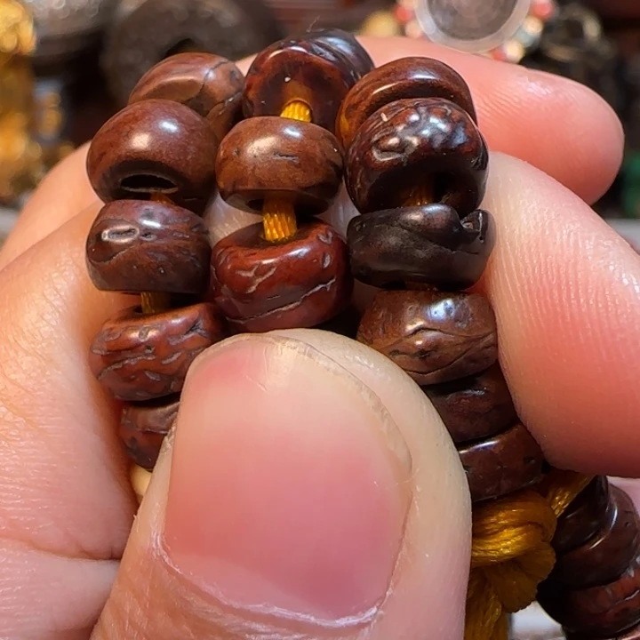 核桃核雕阿*占牌……………………