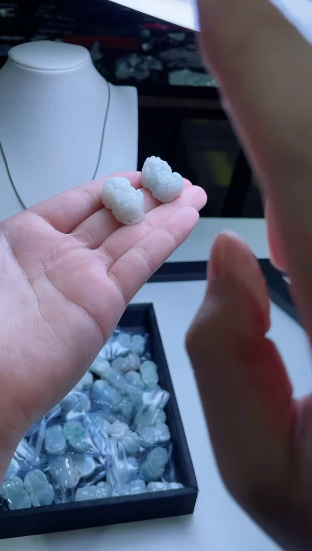 【闪购商品】翡翠挂件未镶嵌多样性貔貅一对