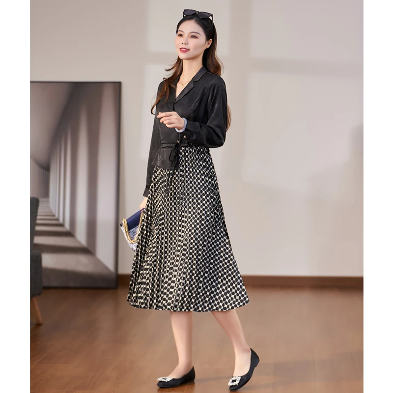 迪欧芙新款翻领黑色2024年初春拼接气质长袖女装连衣裙#QLQ15111