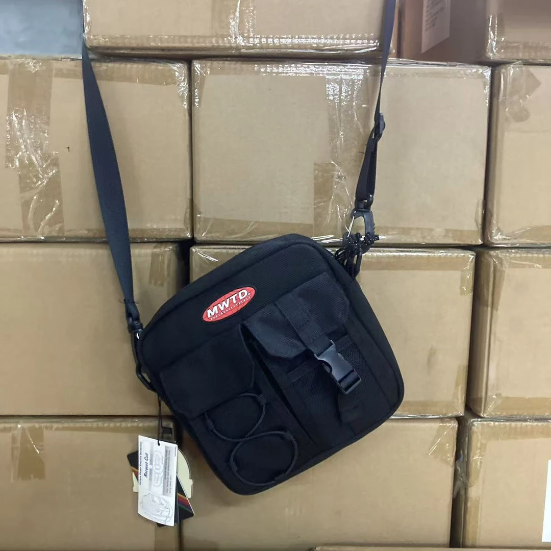 20*20*5.5cm  精致红标  户外工装风单肩包斜挎包cl