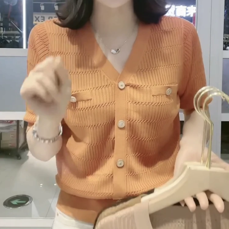 2025气质V领短袖上衣T恤女夏时尚显瘦百搭纯色中年妈妈洋气针织衫