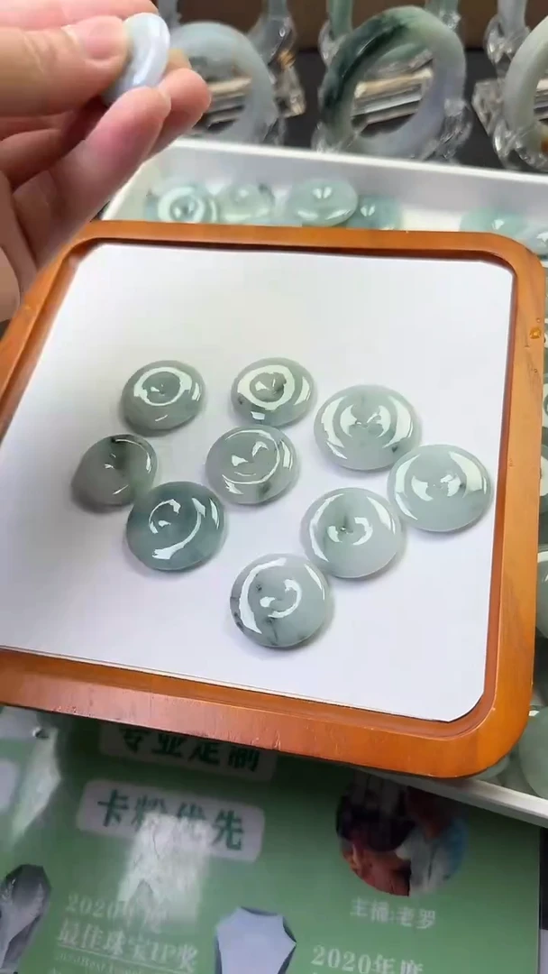 【闪购商品】翡翠颈饰未镶嵌飘花平安扣多样性发一件