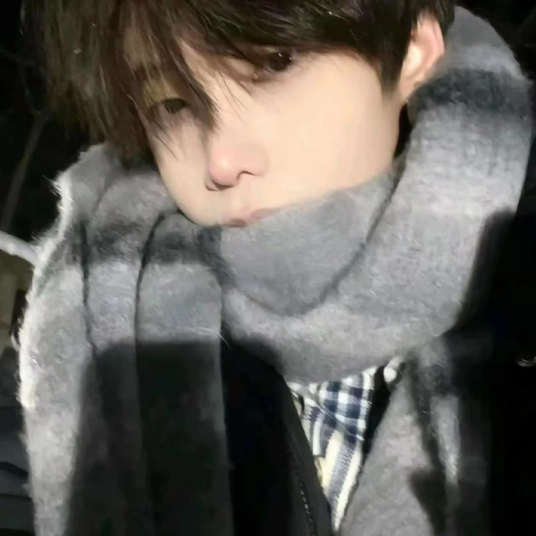 灰色高级感显白亲肤围巾女新款渐变格子秋冬保暖围脖学生情侣礼物