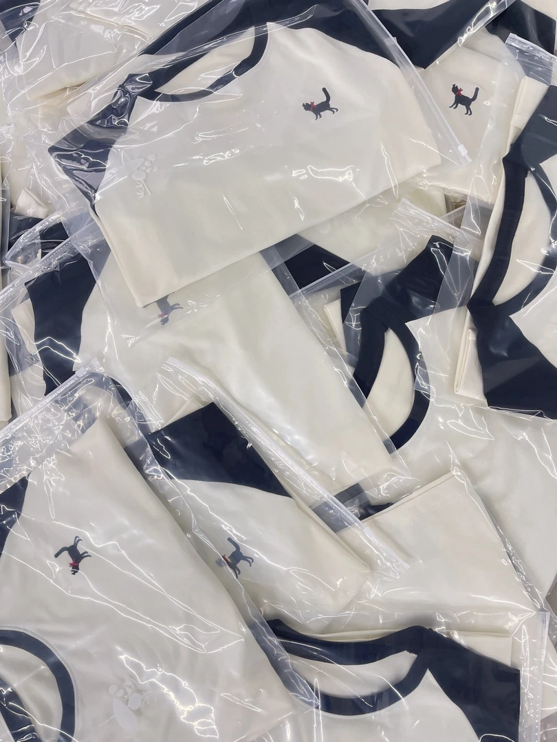 24888 红围巾拼接狗狗磨毛长袖新款