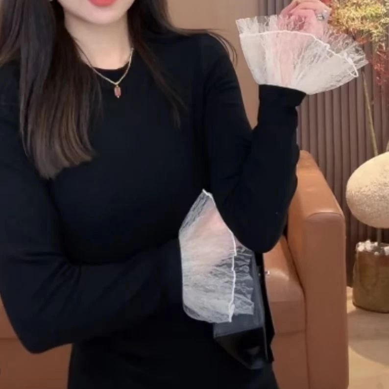 设计感蕾丝上衣拼接长袖T恤女秋冬新款休闲时尚气质圆黑色打底衫