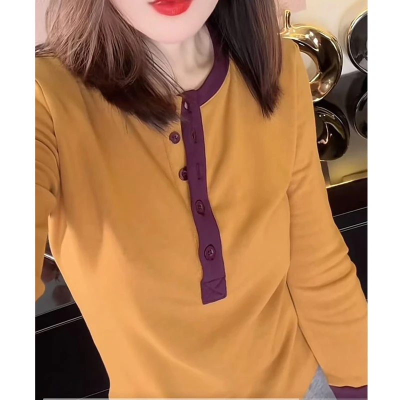 设计感拼色圆领长袖T恤女秋冬打底外穿修身通勤时尚纽扣气质上衣