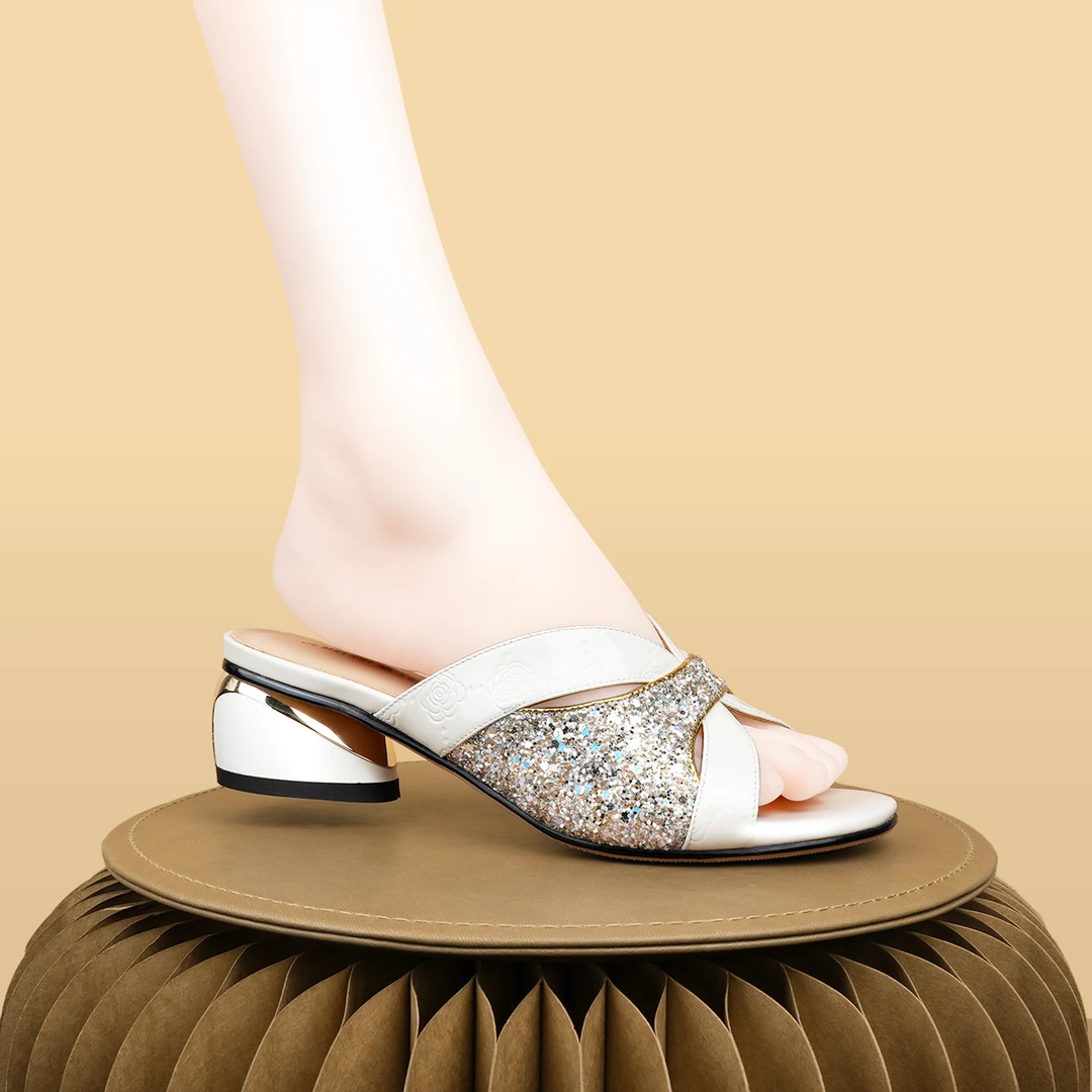 格美诗2024优雅女士百搭舒适气质时尚低跟软底外穿白色凉拖8106