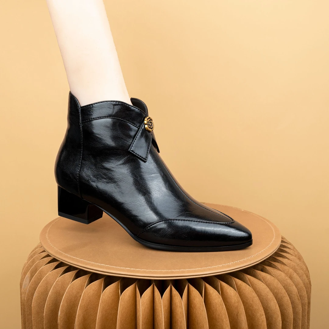 格美诗2024新时尚秋冬法式优雅加绒低跟真皮软底黑色显瘦短靴3113