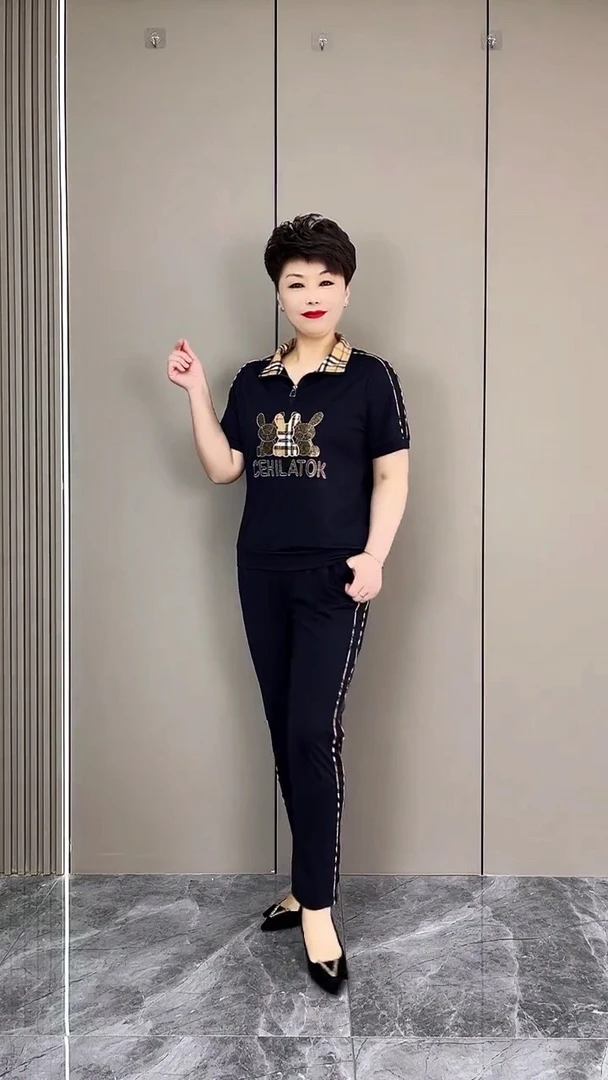 鑫姿-翻领方格小兔子夏季新款女士运动休闲妈妈套装夏装黑色裤子