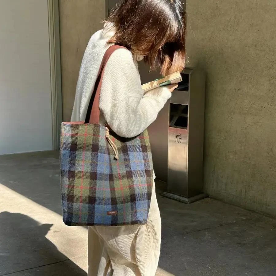 新款柏林书屋秋冬复古羊毛质感格纹大容量托特包小众通勤百搭单肩