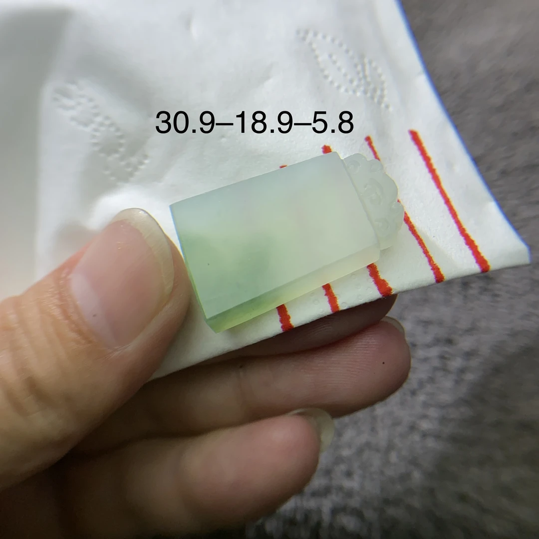 翡翠毛货《飘花无事·仿古牌》，缅甸天然翡翠，全手工雕刻。