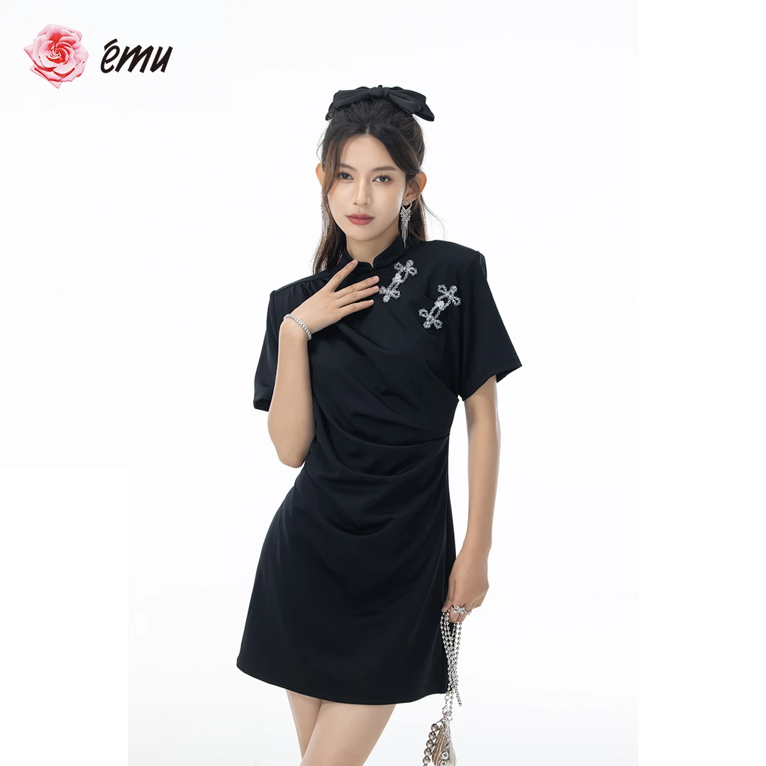 emu/依妙夏季新中式显瘦美学复古国风黑色水晶盘扣收腰压褶连衣裙