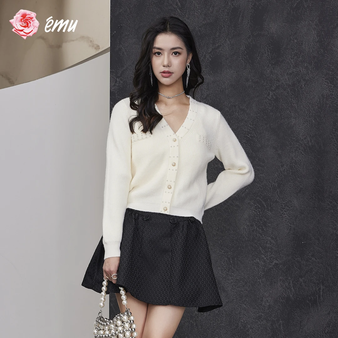 emu/依妙秋季开衫气质时尚纯色V领珍珠配饰长袖短款针织外套上衣