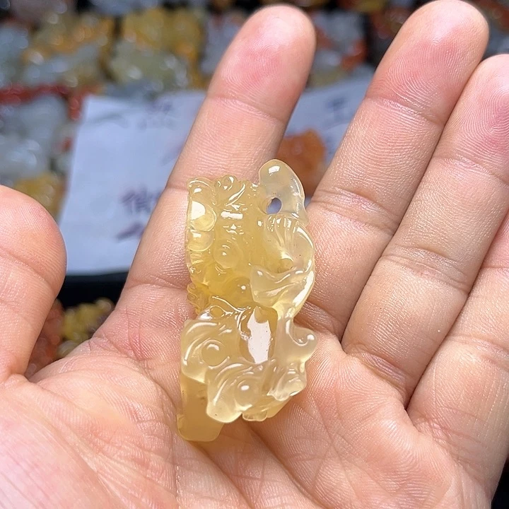 石英质玉（黄龙玉）颈饰未镶嵌