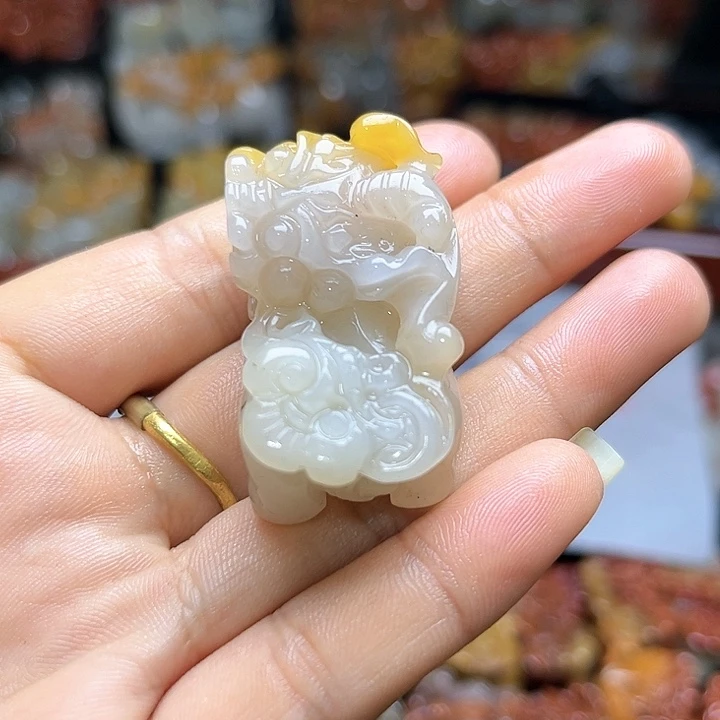 石英质玉（黄龙玉）颈饰未镶嵌