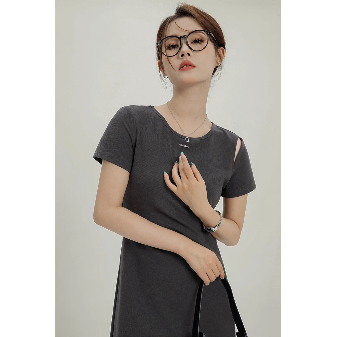 「GUIER」深灰色针织连衣裙2024新款镂空修身显瘦开叉长裙NT0196