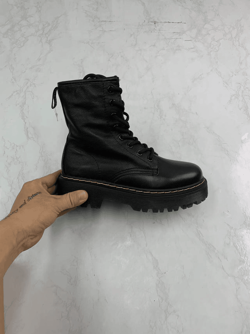 H95W0453马丁靴新款秋冬款靴子