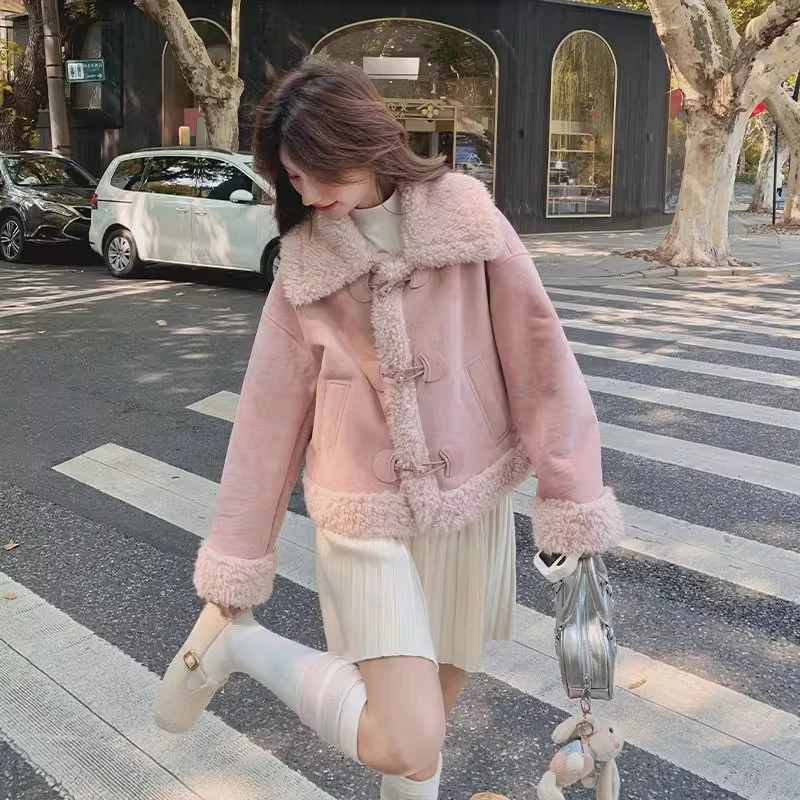 粉色牛角扣仿羊羔外套短款2024冬新款小个子甜美减龄皮毛一体棉衣