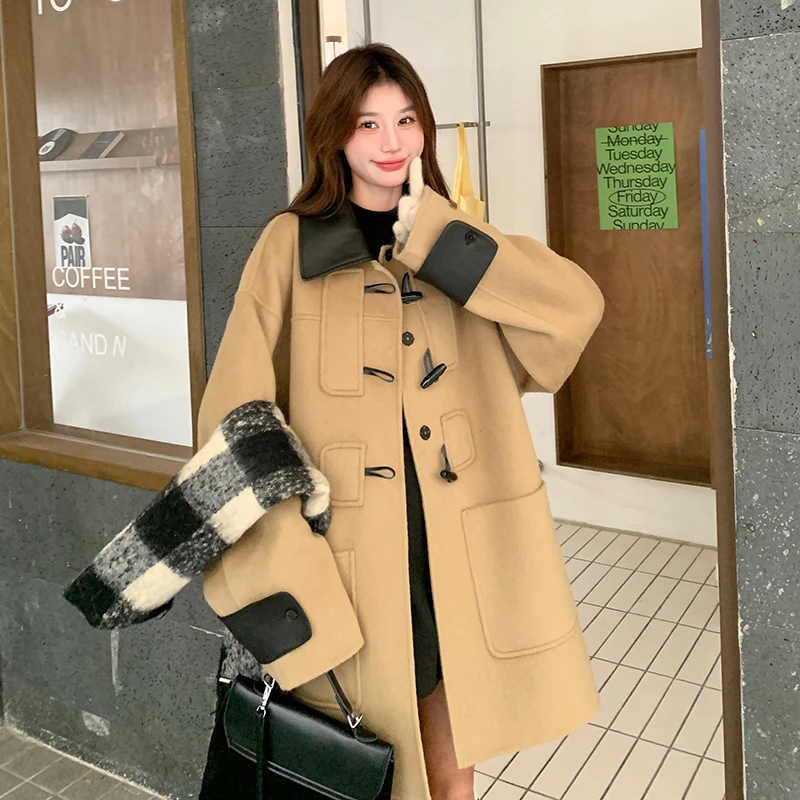 驼色牛角扣毛呢大衣女冬季2024新款pu皮拼接设计感休闲中长款外套