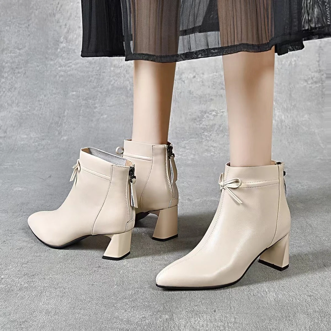 网红爆款高级洋气小短靴尖头中跟单靴女短靴裸靴软皮软底马丁靴子