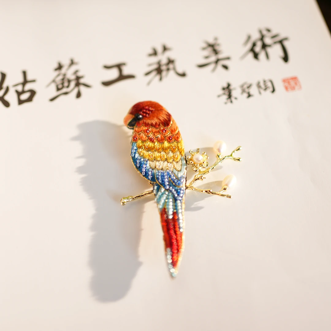 【鹦鹉胸针】 桑蚕丝 非遗手工苏绣 国风冬季礼品