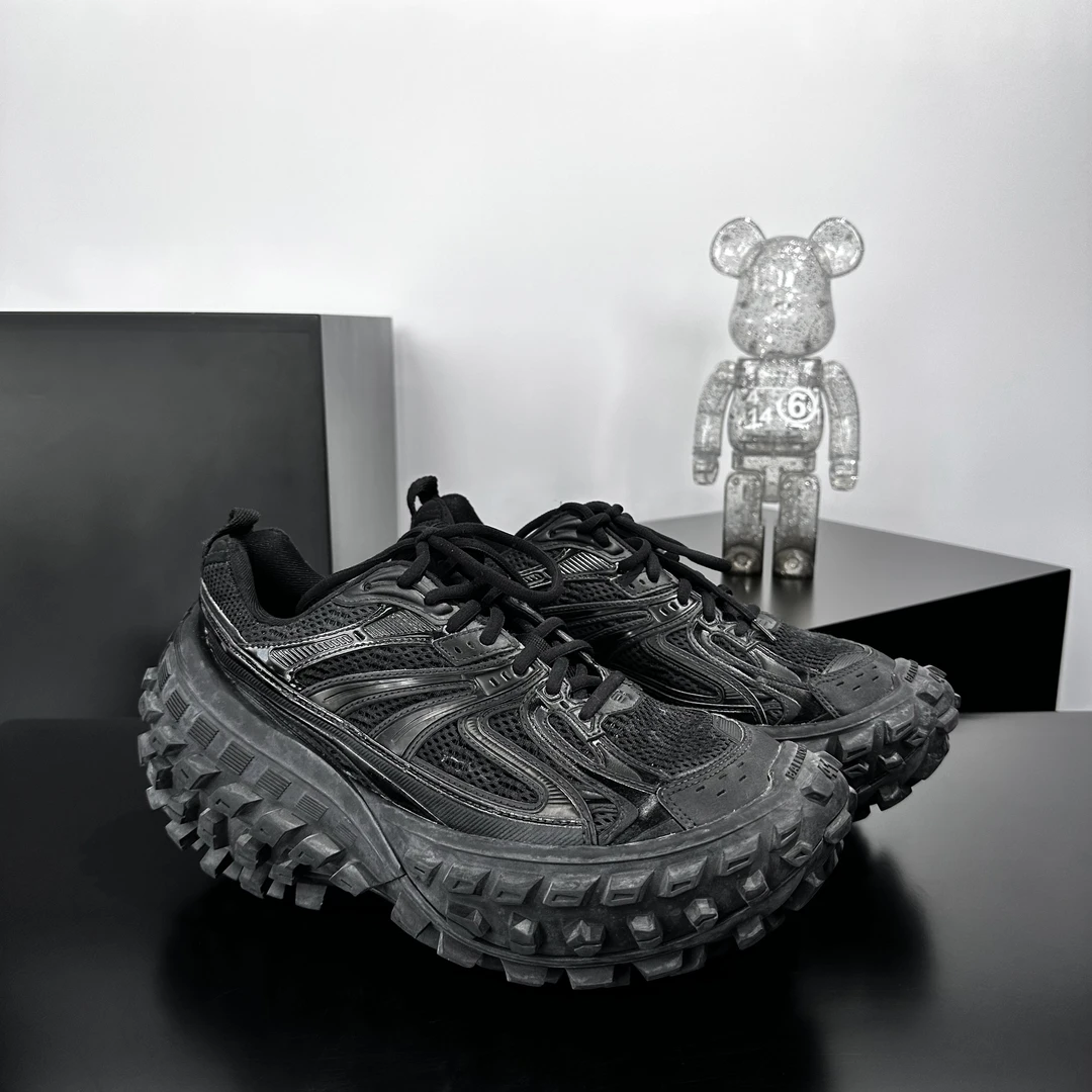 全新未使用 Balenciaga/巴黎世家 黑色做旧轮胎鞋Defender老爹鞋