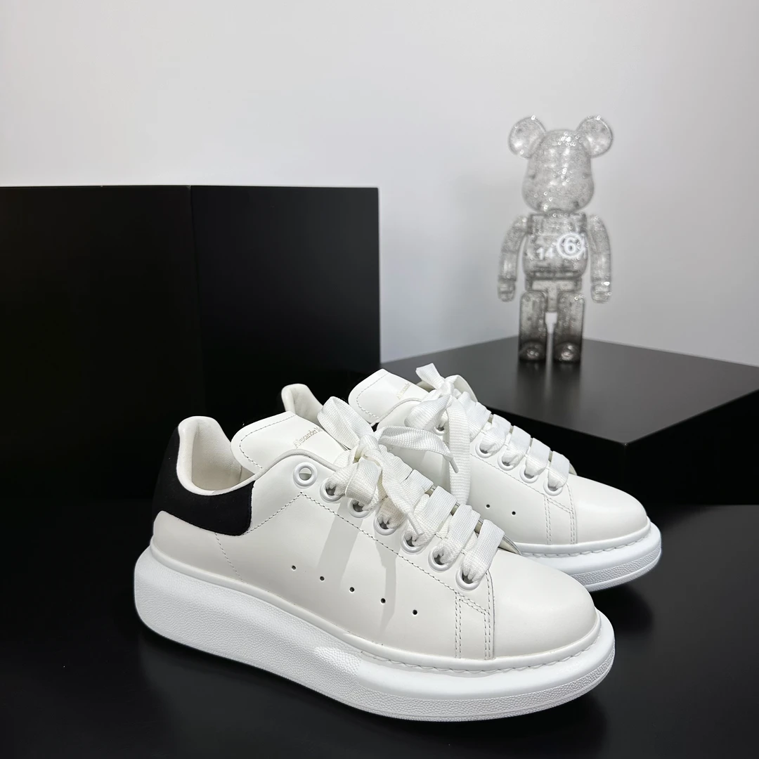 全新未使用 Alexander McQueen/亚历山大·麦昆 麂皮黑尾小白鞋