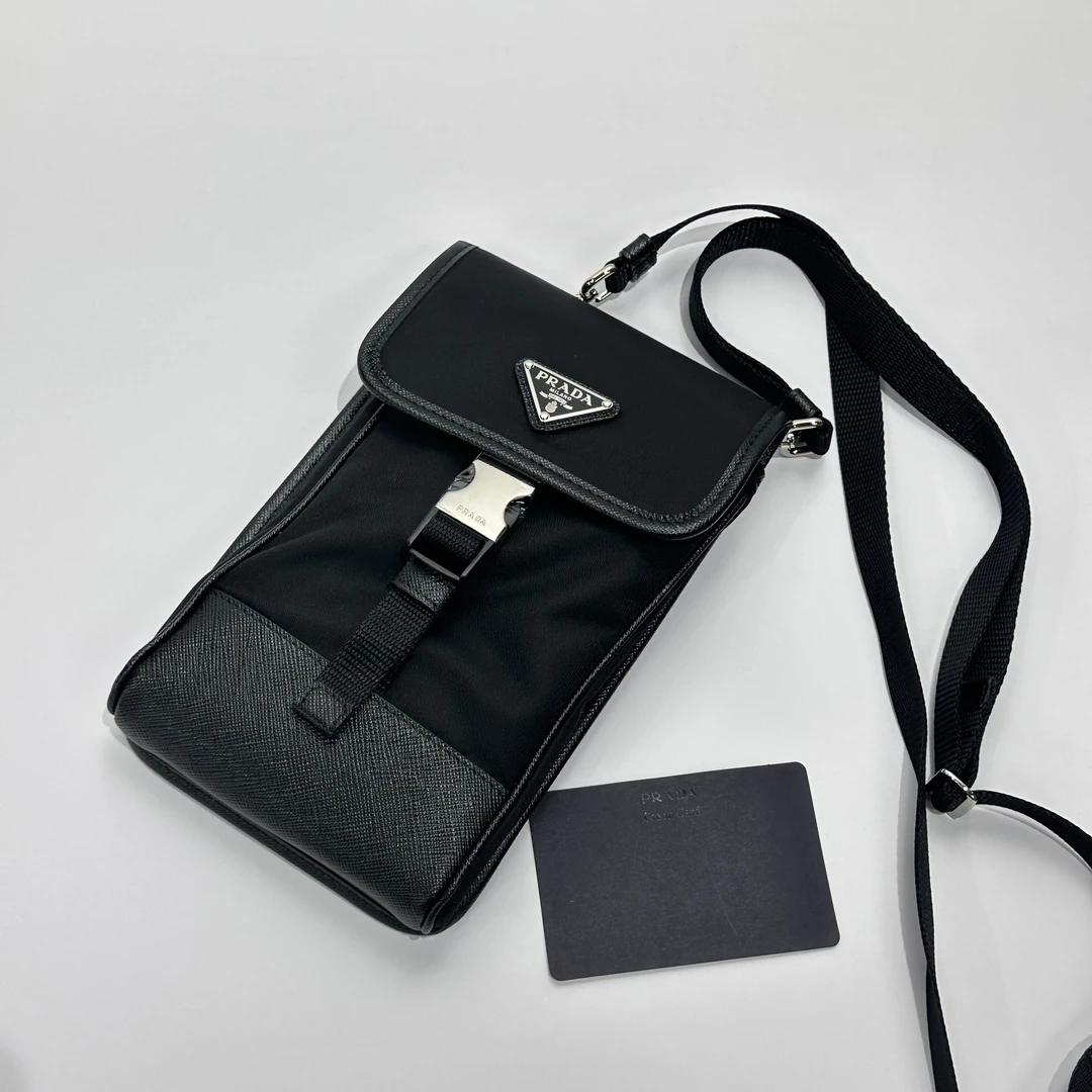 全新未使用 Prada/普拉达 竖版银扣经典三角标logo单肩包手机包